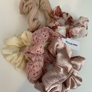 Scrunchie Set- Urban Outfitters 💓